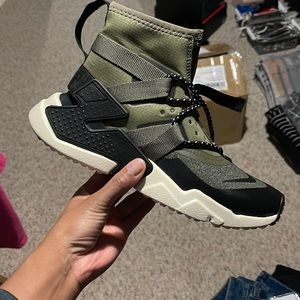 exclusive hurraches size men’s 7 (8.5 womens) worn once